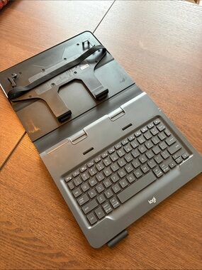 LOGITECH - Universal Folio with Integrated Bluetooth 3.0 Keyboard